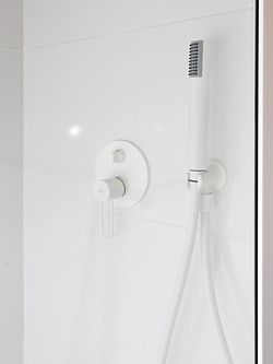 cambio de bañera por ducha en donostia-san sebastián. grifería diseño moderno blanca