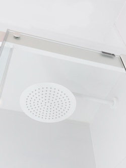 cambio de bañera por ducha en donostia-san sebastián. detalle de la alcachofa de ducha diseño moderno blanca