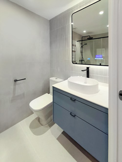 reforma completa de baño en donostia con mueble a medida